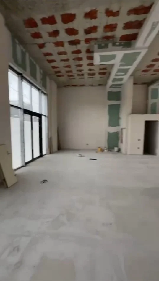 JEPET ME QIRA AMBIENT BIZNESI TEK RRUGA JORDAN MISJA (RRUGË KRYESORE),    3.000 €URO