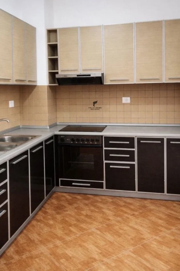 Tirane, jepet me qera zyre Kati 4, 70 m² 400 € (ASTIR)