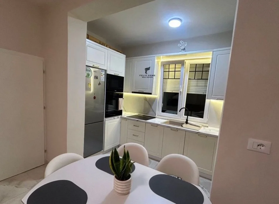 Tirane, jepet me qera apartament 1+1 Kati 1, 70 m² 600 € (RRUGA E DIBRES)