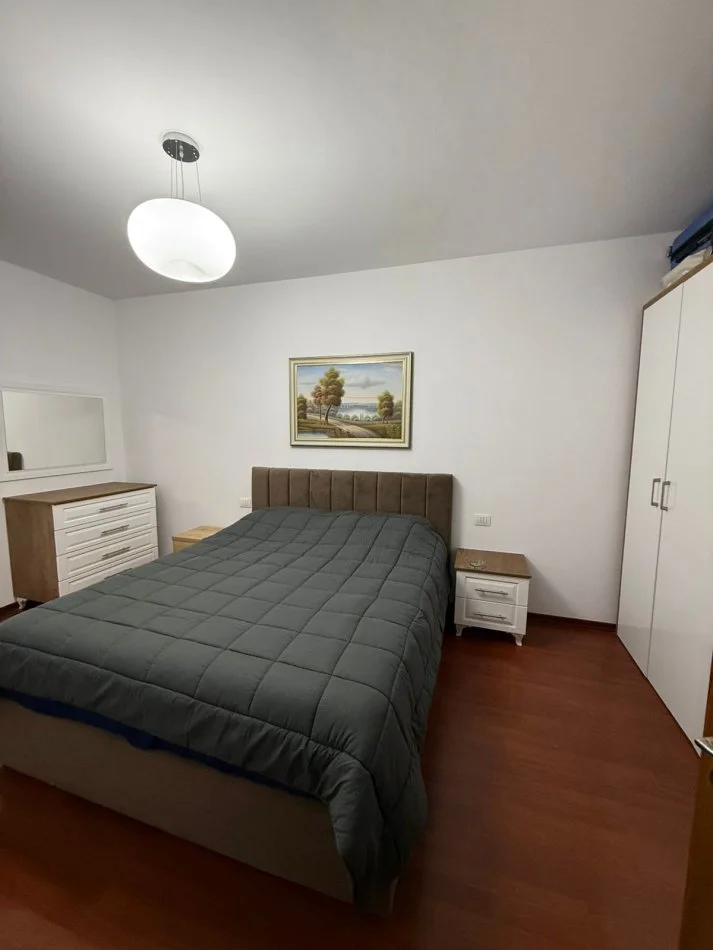 Tirane, jepet me qera apartament 1+1 Kati 5, 75 m² 580 € (Ish Parku)