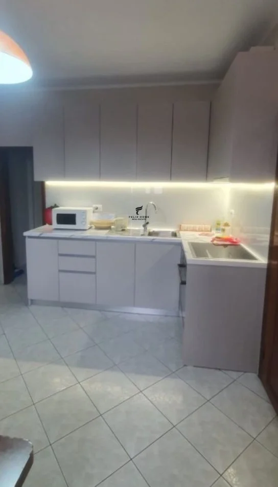 Tirane, jepet me qera apartament 2+1 Kati 3, 100 m² 600 € (BRRYLI)