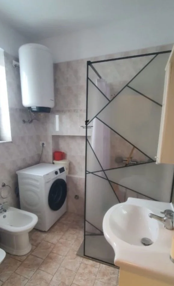 Tirane, jepet me qera apartament 2+1 Kati 3, 100 m² 600 € (BRRYLI)
