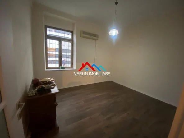 Tirane, jepet me qera ambjent biznesi Kati 1, 73 m² 1.200 € (RRUGA E DIBRES)