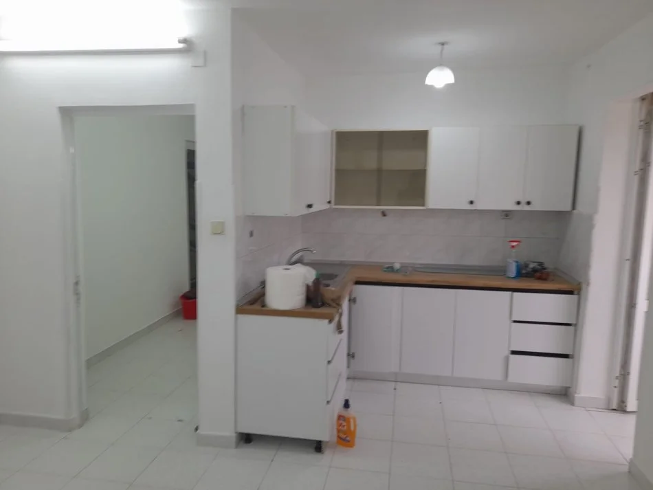 Tirane, jepet me qera apartament 1+1 Kati 5, 56 m² 500 € (Rruga Fortuzi prane Ministrise se Drejtesise)