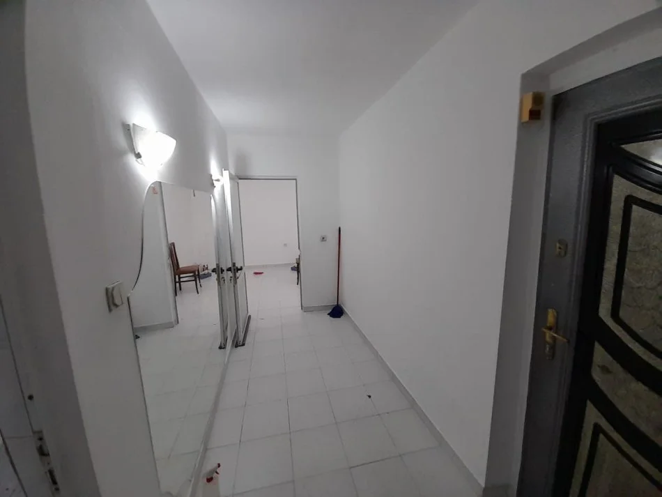 Tirane, jepet me qera apartament 1+1 Kati 5, 56 m² 500 € (Rruga Fortuzi prane Ministrise se Drejtesise)