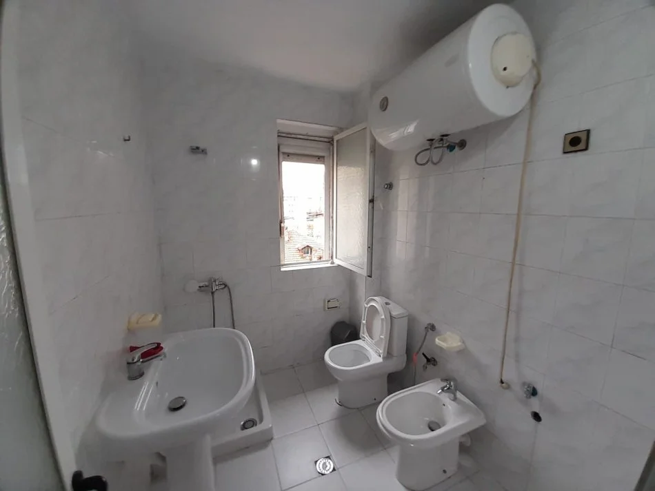 Tirane, jepet me qera apartament 1+1 Kati 5, 56 m² 500 € (Rruga Fortuzi prane Ministrise se Drejtesise)