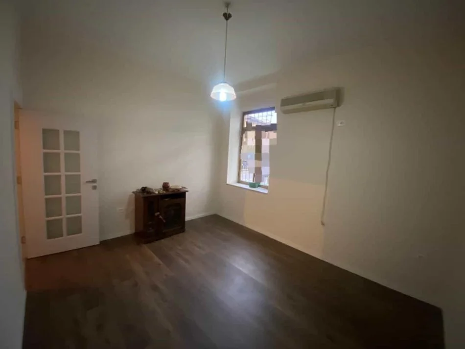 Tirane, jepet me qera zyre Kati 1, 73 m² 1.200 € (Rruga e dibres)