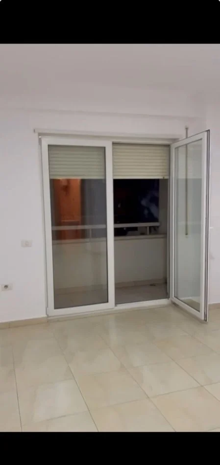 Tirane, jepet me qera zyre Kati 1, 118 m² 1.000 € (PAZARI I RI)