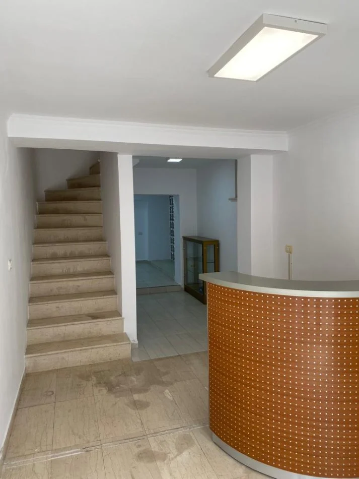 Tirane, jepet me qera zyre Kati 0, 120 m² 1.400 € (QENDER)