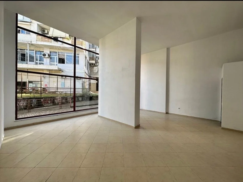 Tirane, jepet me qera dyqan Kati 0, 60 m² 750 € (TREGU ELEKTRIK)