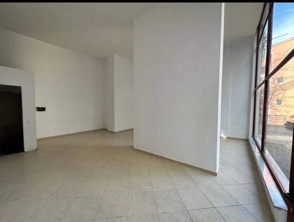 Tirane, jepet me qera dyqan Kati 0, 60 m² 750 € (TREGU ELEKTRIK)
