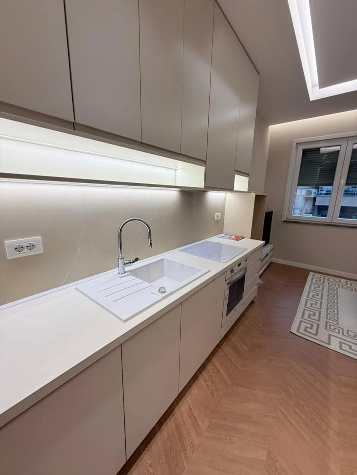 Tirane, jepet me qera apartament 2+1+Aneks+Ballkon Kati 5, 90 m² 1.000 € 