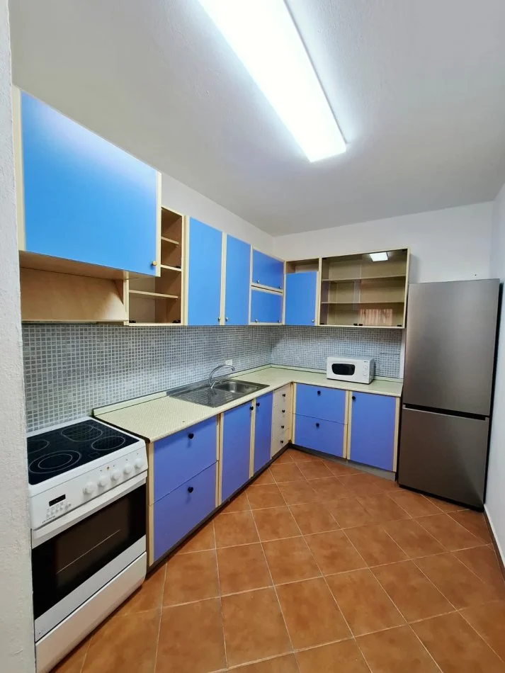 Tirane, jepet me qera apartament 2+1 Kati 3, 115 m² 700 € (RRUGA E KAVAJES)