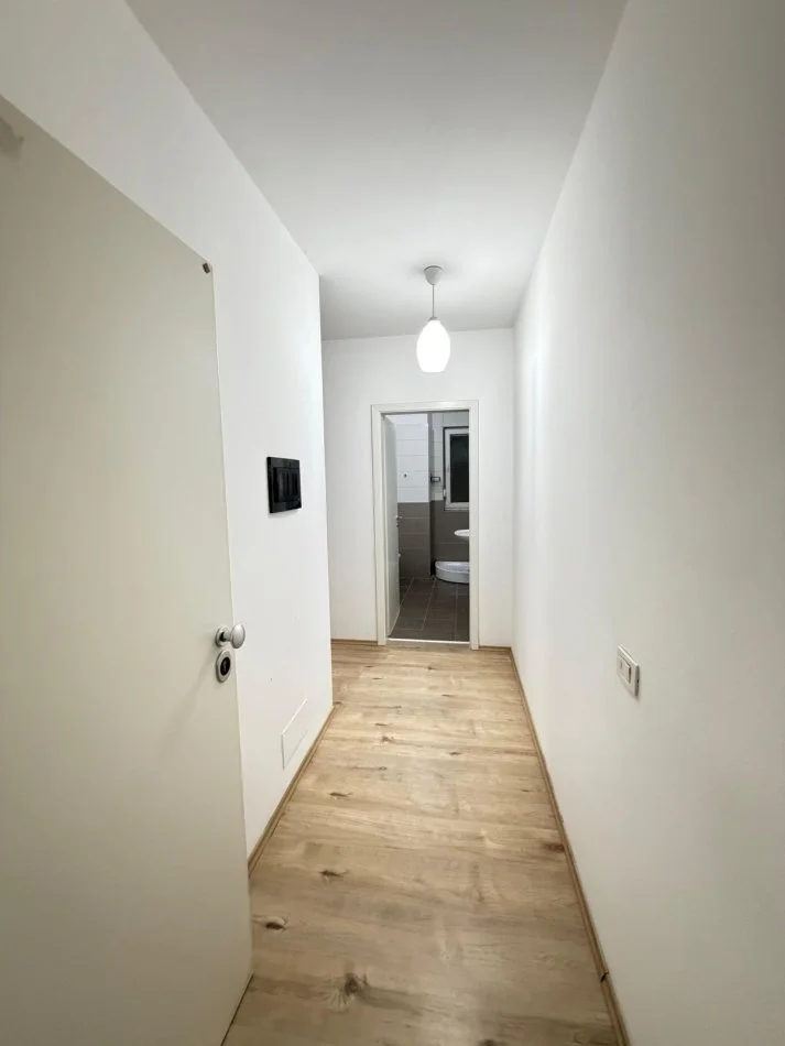 Tirane, jepet me qera apartament 1+1 Kati 9, 60 m² 550 € (ISH PARKU I AUTOBUZEVE)