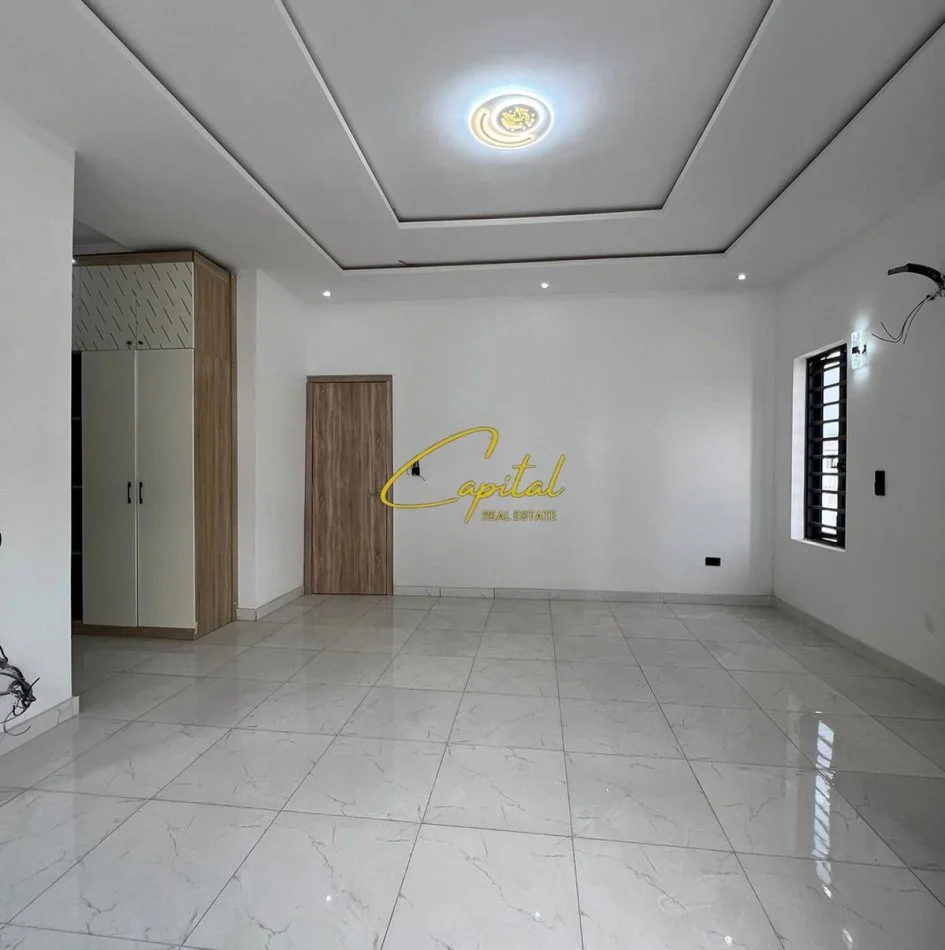 Tirane, jepet me qera dyqan Kati 0, 35 m² 2.800 € (21 DHJETORI)