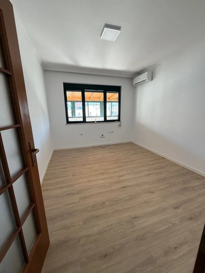 Tirane, shitet apartament 3+1 Kati 5, 167 m² 500.000 € (BLLOKU)