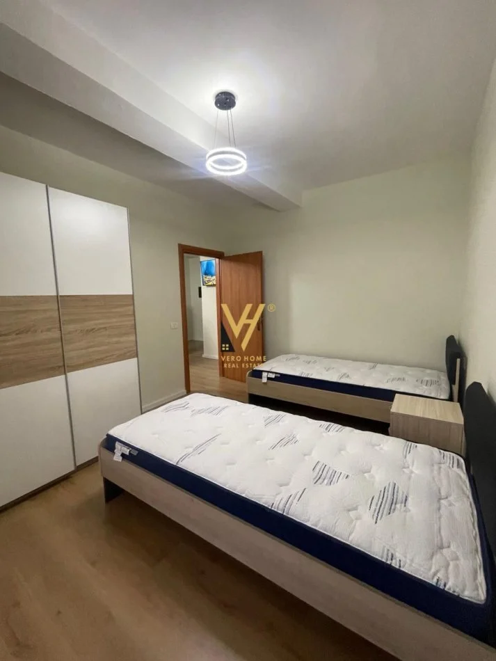 Tirane, jepet me qera apartament 1+1+Ballkon Kati 5, 63 m² 600 € (KOMUNA E PARISIT)