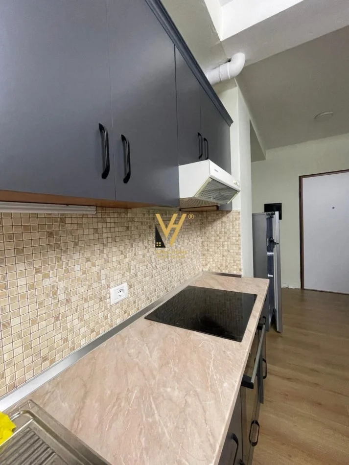 Tirane, jepet me qera apartament 1+1+Ballkon Kati 5, 63 m² 600 € (KOMUNA E PARISIT)