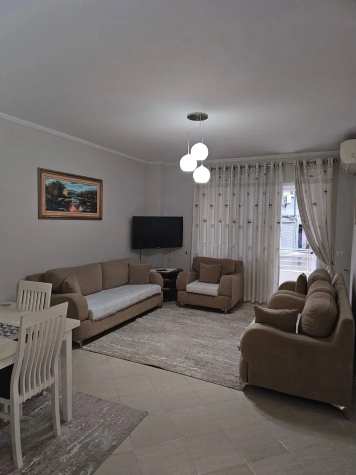 Tirane, jepet me qera apartament 2+1+Ballkon Kati 2, 100 m² 600 € (KODRA E DIELLIT)