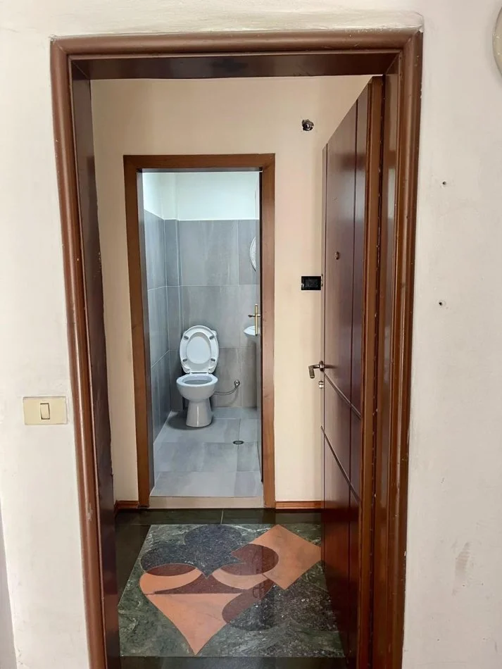 Tirane, jepet me qera zyre Kati 2, 71 m² 800 € (BLLOK)
