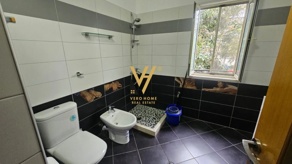 Tirane, jepet me qera apartament 2+1+Ballkon Kati 3, 80 m² 700 € (RRUGA SOTIR PECI, BLLOKU I AMBASADAVE)