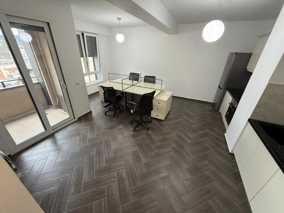 Tirane, jepet me qera zyre Kati 9, 64 m² 800 € (MYSLYM SHYRI)