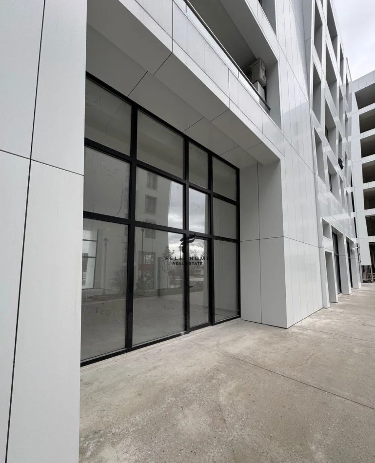 Tirane, jepet me qera dyqan Kati 0, 91 m² 1.500 € (PORCELAN)