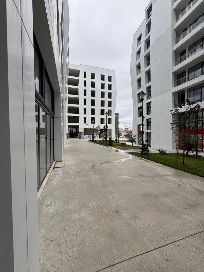 Tirane, jepet me qera dyqan Kati 0, 86 m² 1.450 € (PORCELAN)