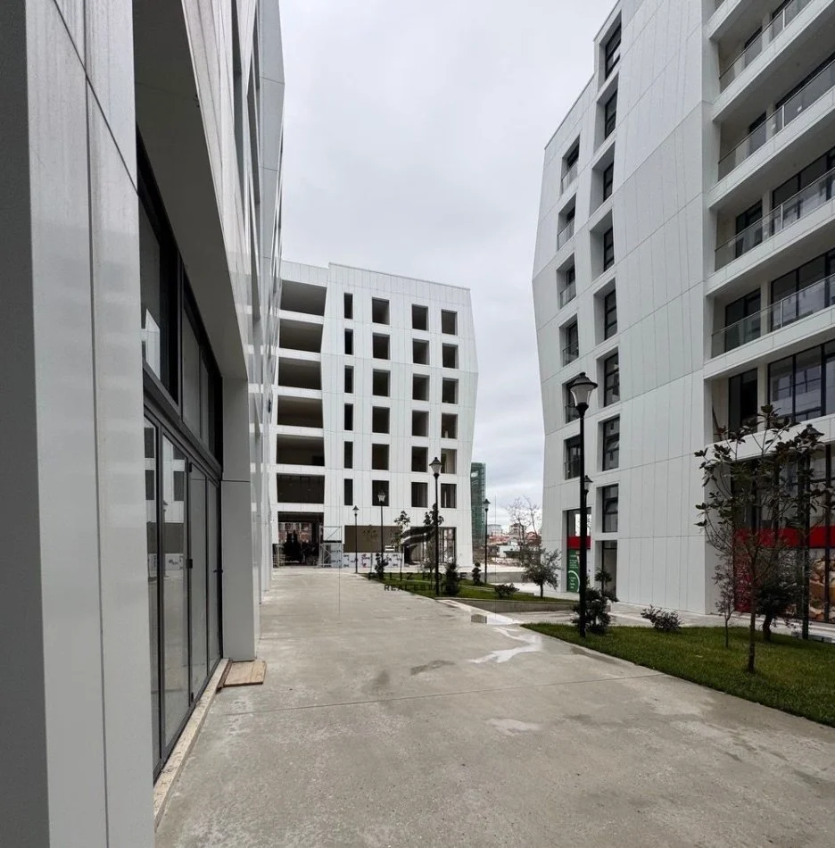 Tirane, jepet me qera dyqan Kati 0, 86 m² 1.450 € (PORCELAN)