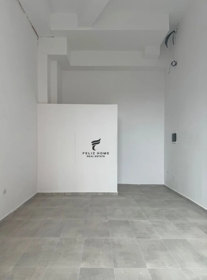 Tirane, jepet me qera zyre Kati 0, 28 m² 300 € (OXHAKU)