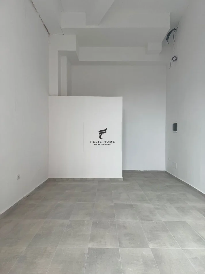 Tirane, jepet me qera zyre Kati 0, 28 m² 300 € (OXHAKU)