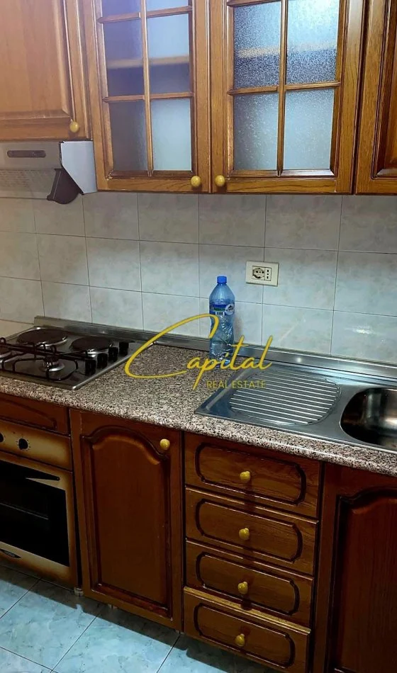 Tirane, jepet me qera apartament 1+1 Kati 5, 60 m² 450 € (ISH PARKU)