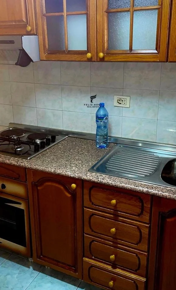 Tirane, jepet me qera apartament 1+1 Kati 5, 60 m² 450 € (ISH PARKU)