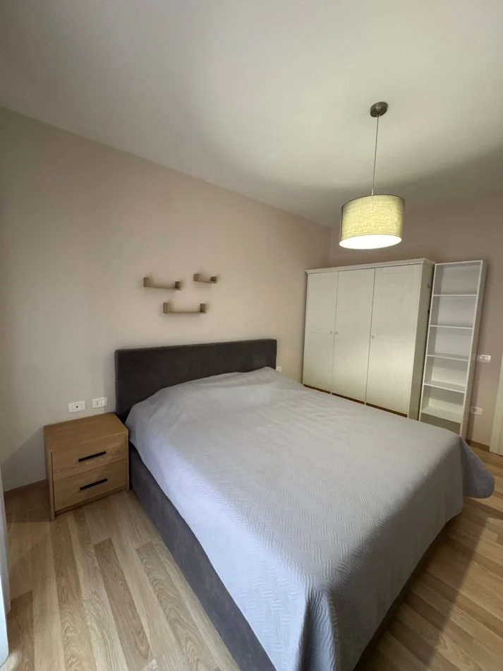 Tirane, jepet me qera apartament 2+1+Aneks+Ballkon Kati 5, 116 m² 1.000 € (Rruga Kavajes)