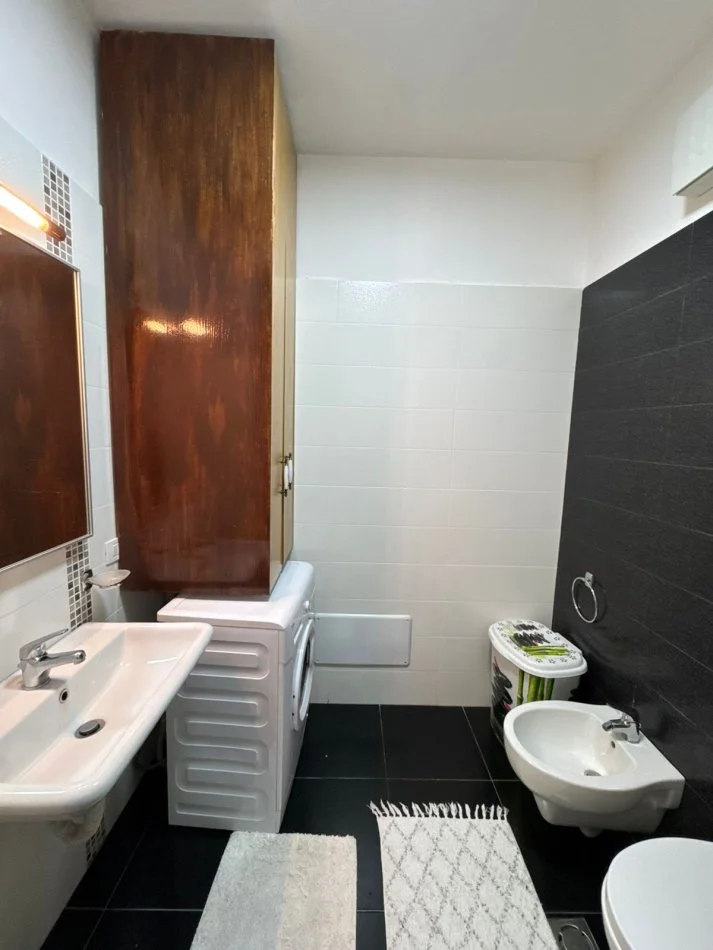 Tirane, jepet me qera apartament 2+1+Aneks+Ballkon Kati 5, 116 m² 1.000 € (Rruga Kavajes)