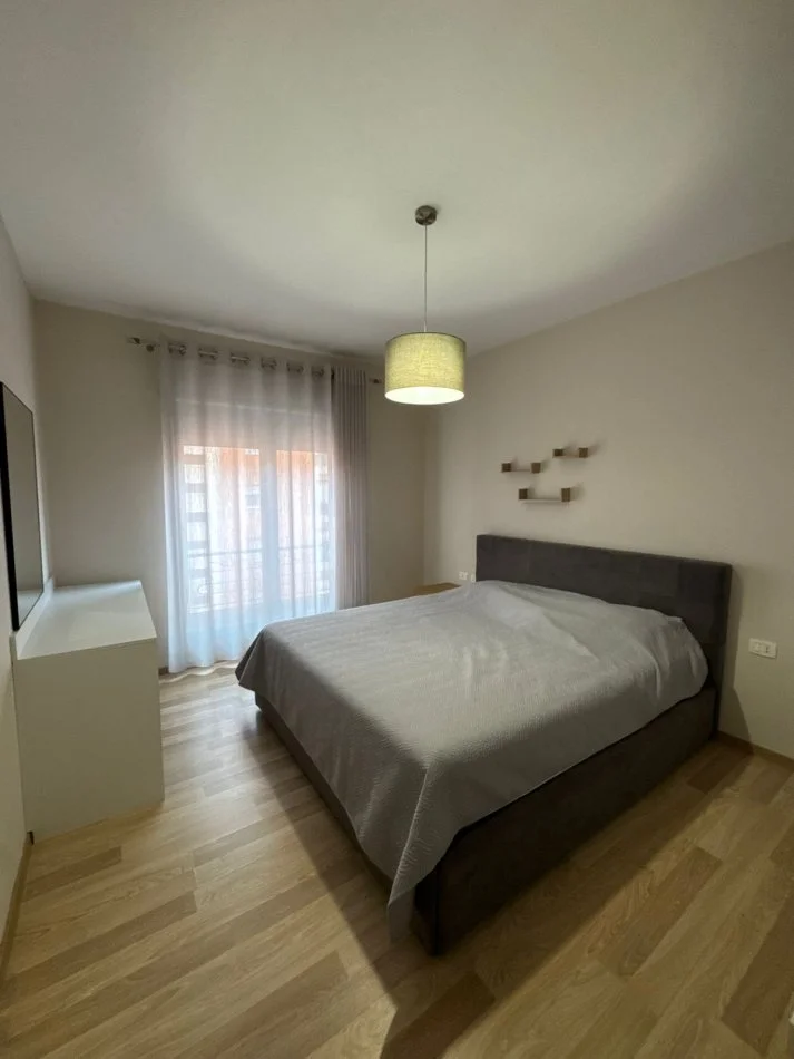 Tirane, jepet me qera apartament 2+1+Aneks+Ballkon Kati 5, 116 m² 1.000 € (Rruga Kavajes)