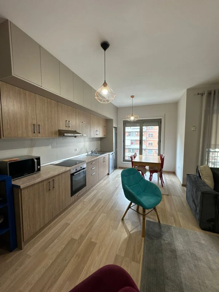 Tirane, jepet me qera apartament 2+1+Aneks+Ballkon Kati 5, 116 m² 1.000 € (Rruga Kavajes)