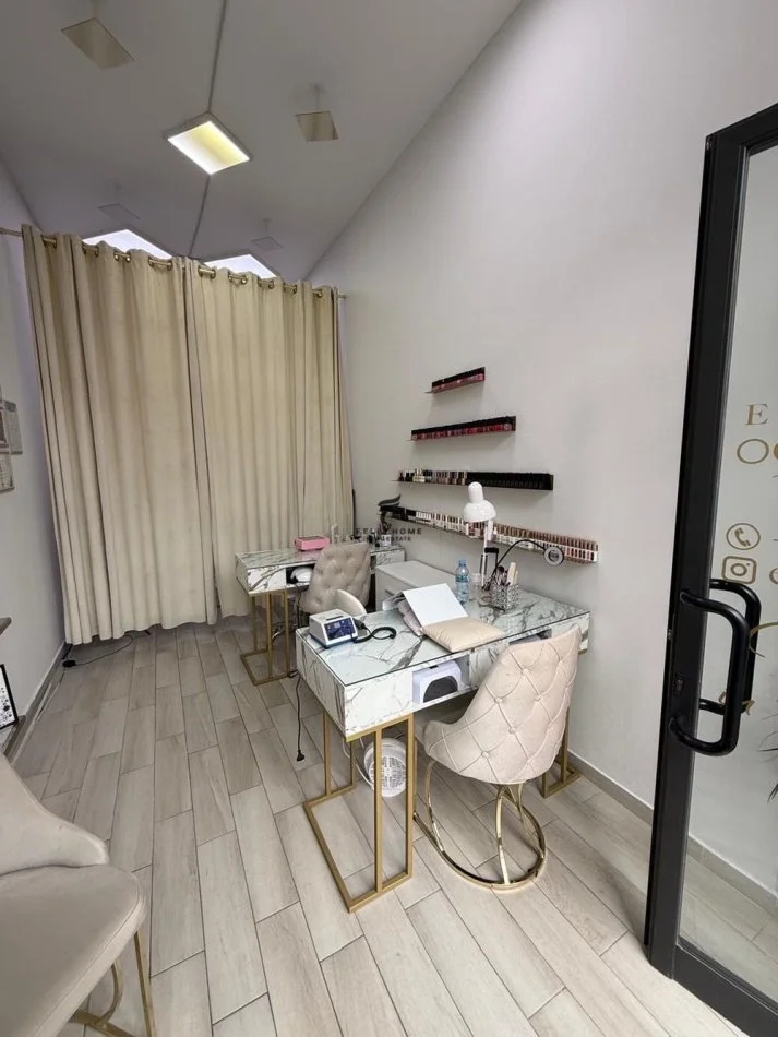 Tirane, jepet me qera dyqan Kati 0, 19 m² 450 € (21 DHJETORI)