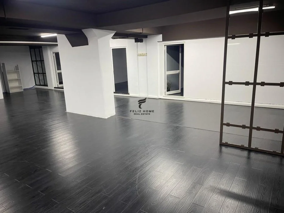Tirane, jepet me qera dyqan Kati 1, 350 m² 4.000 € (SHESHI WILLSON)