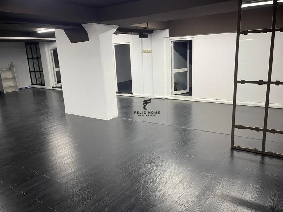 Tirane, jepet me qera zyre Kati 1, 350 m² 4.000 € (SHESHI WILLSON)