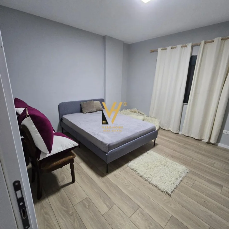 Tirane, jepet me qera apartament 2+1+Ballkon Kati 4, 95 m² 480 € (FRESKU)