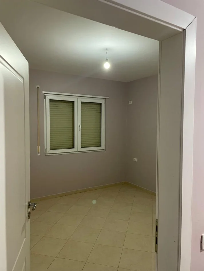 Tirane, jepet me qera zyre Kati 2, 129 m² 500 € (5 MAJI)