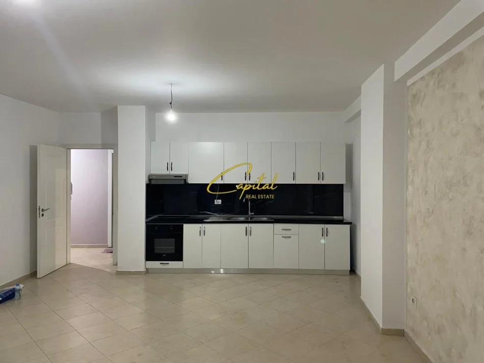 Tirane, jepet me qera apartament 3+1 Kati 2, 130 m² 500 € (5 MAJI)