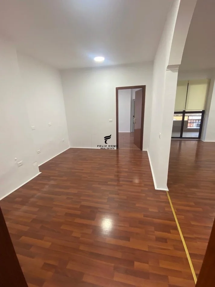 Tirane, jepet me qera zyre Kati 4, 120 m² 1.400 € (BLLOKU)