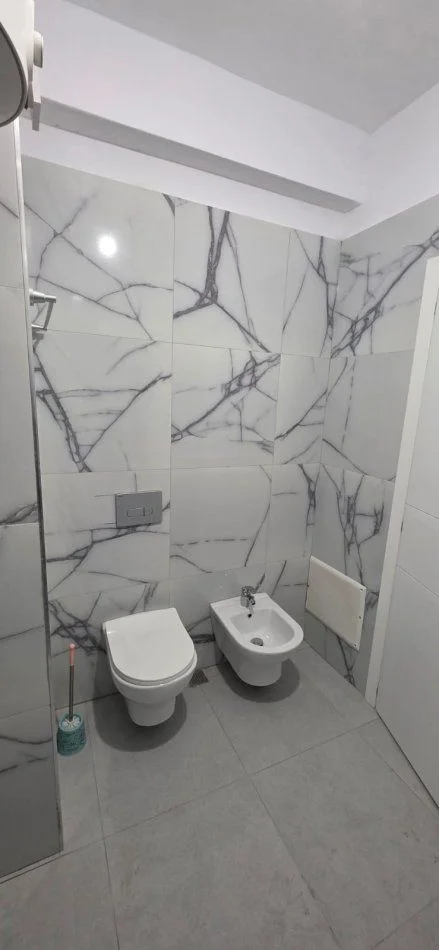 Tirane, jepet me qera apartament 1+1 Kati 2, 54 m² 450 € (Rezidenca Oxa)