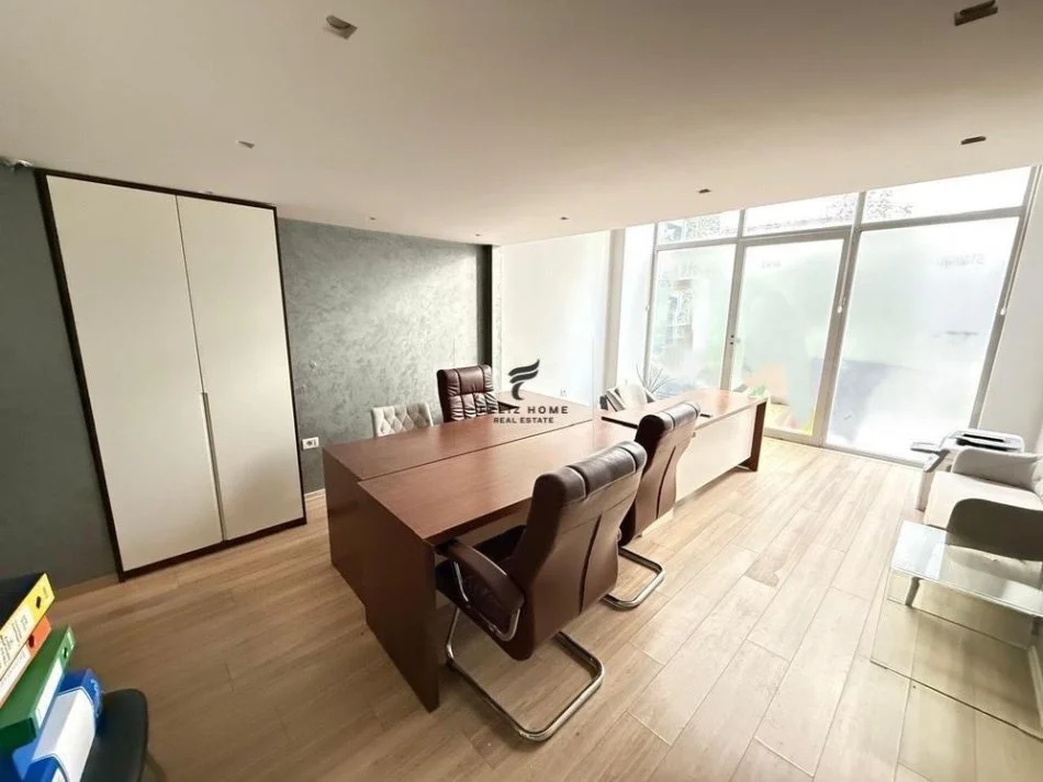 Tirane, jepet me qera zyre , 65 m² 700 € (KOMUNA E PARISIT)
