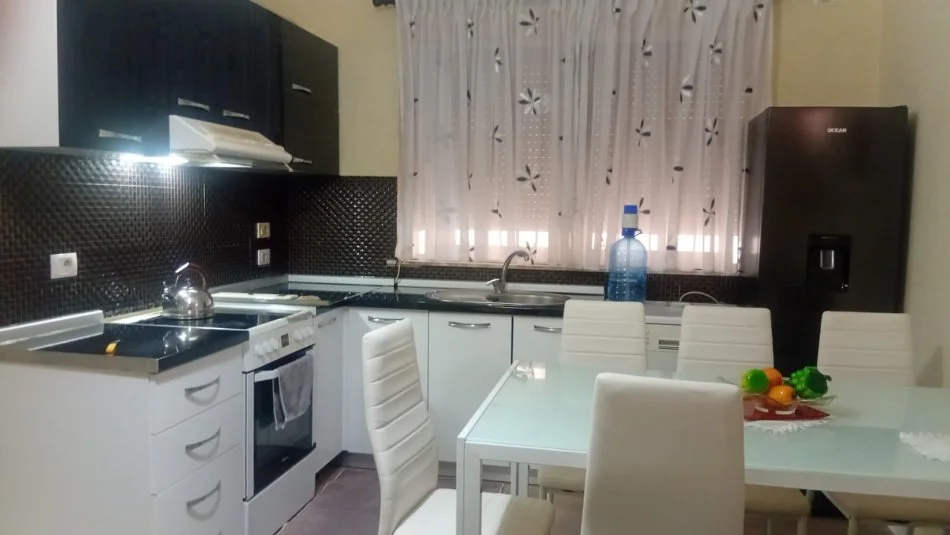 Tirane, jepet me qera apartament 2+1+Aneks+Ballkon Kati 2, 70 m² 500 € (21 Dhejtori)