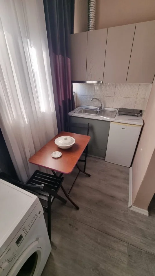 Jepet me Qera Garsoniere ,Rruga e Durresit,   370 €URO