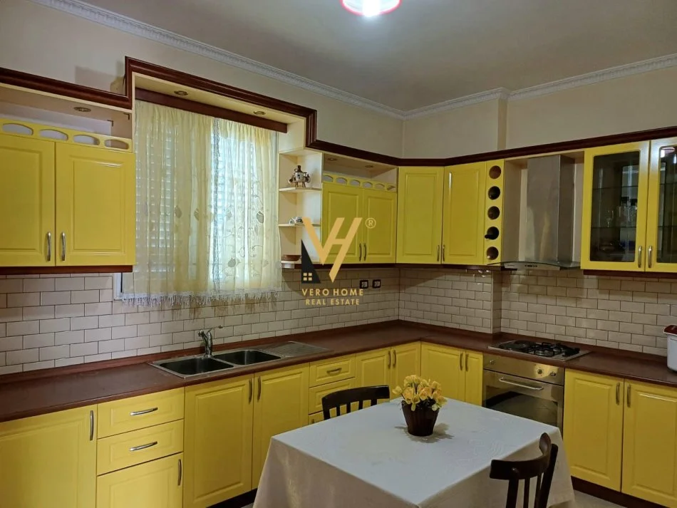 Tirane, jepet me qera Vile 3 Katshe Kati 0, 1.084 m² 2.500 € (KRYENGRITJA E FIERIT)