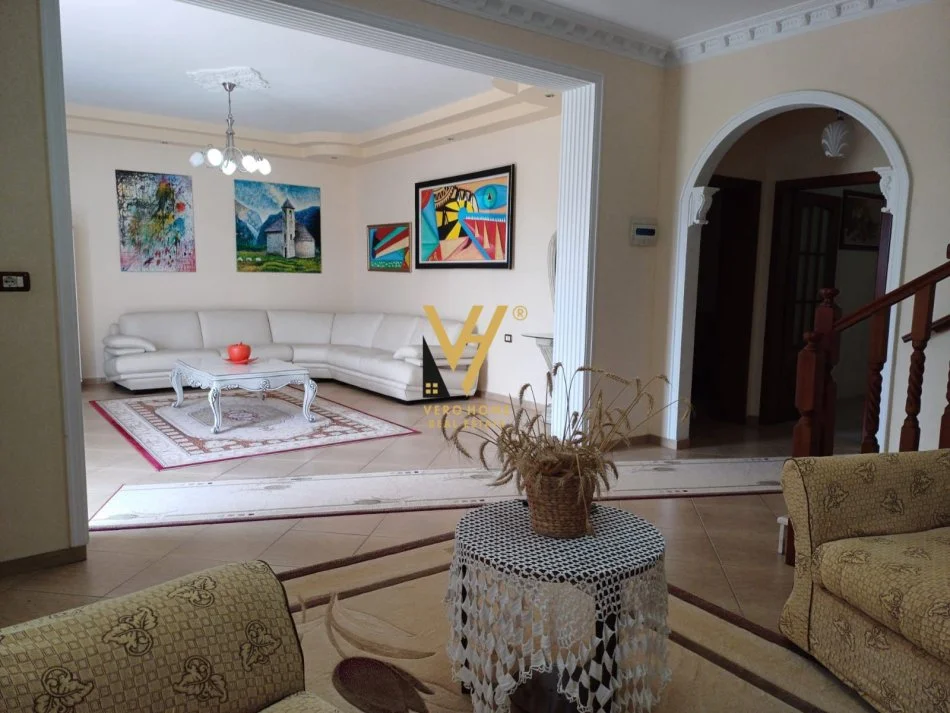 Tirane, jepet me qera Vile 3 Katshe Kati 0, 1.084 m² 2.500 € (KRYENGRITJA E FIERIT)